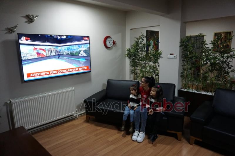 Avusturya Akyazılı Ailenin Bebeğini Elinden Aldı