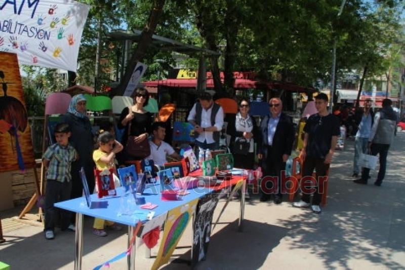 Ay Parçam Özel Rehabilitasyon Öğrencileri Resim Sergisi Düzenledi
