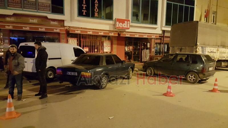 Aynı Yönde Giden 2 Araç Park Halindeki Araca Çarptı