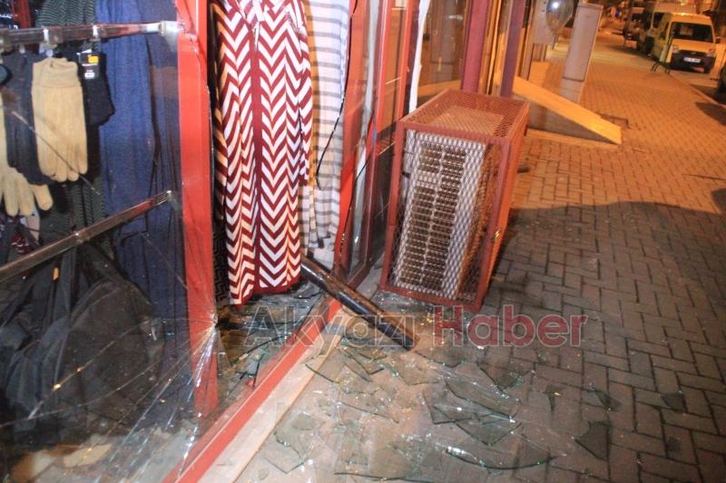 Aynı Yönde Giden 2 Araç Park Halindeki Araca Çarptı