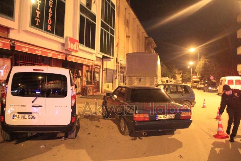 Aynı Yönde Giden 2 Araç Park Halindeki Araca Çarptı