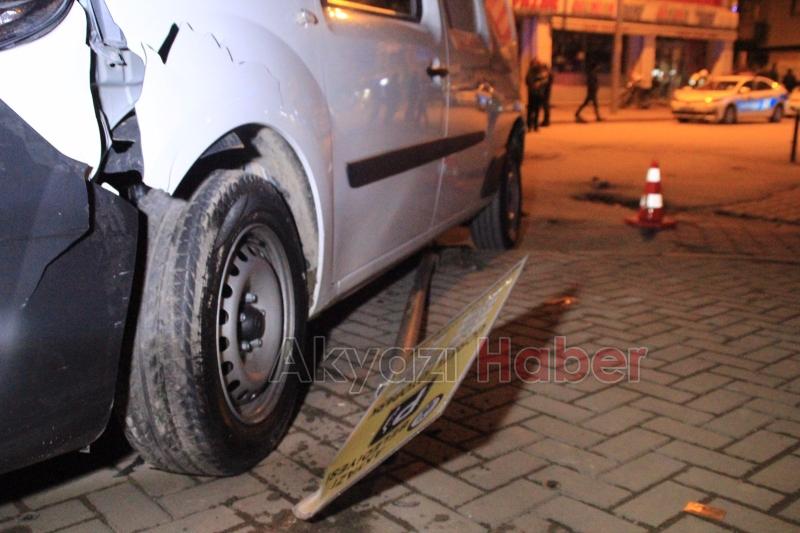 Aynı Yönde Giden 2 Araç Park Halindeki Araca Çarptı