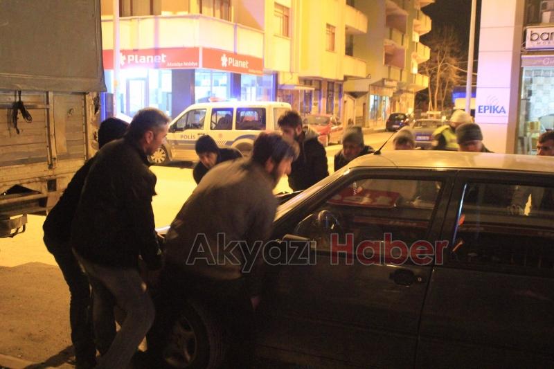 Aynı Yönde Giden 2 Araç Park Halindeki Araca Çarptı