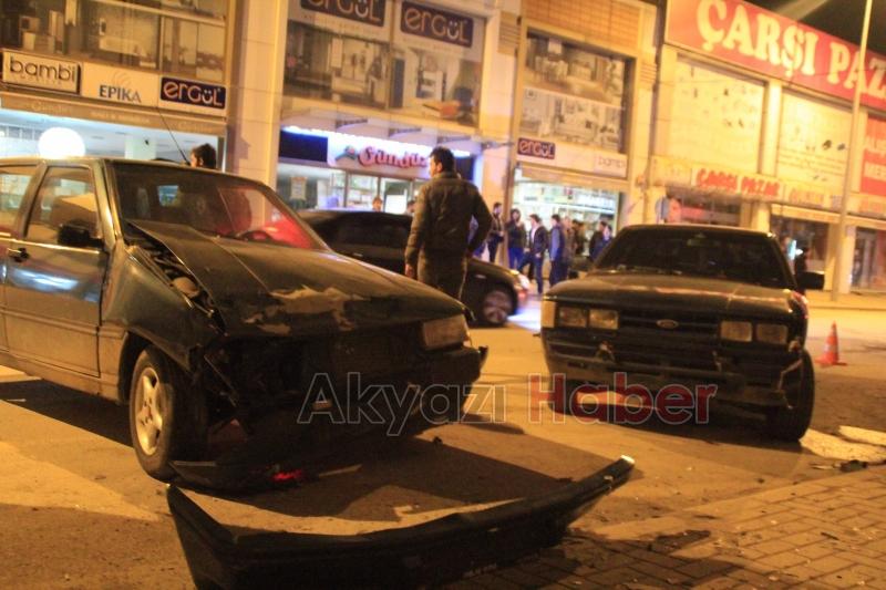 Aynı Yönde Giden 2 Araç Park Halindeki Araca Çarptı