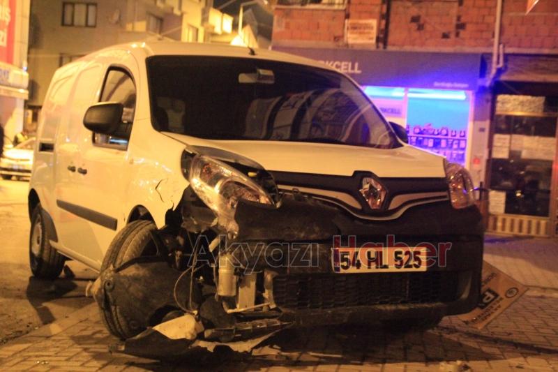 Aynı Yönde Giden 2 Araç Park Halindeki Araca Çarptı