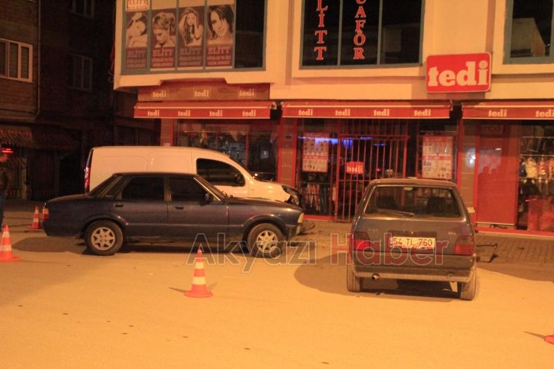 Aynı Yönde Giden 2 Araç Park Halindeki Araca Çarptı