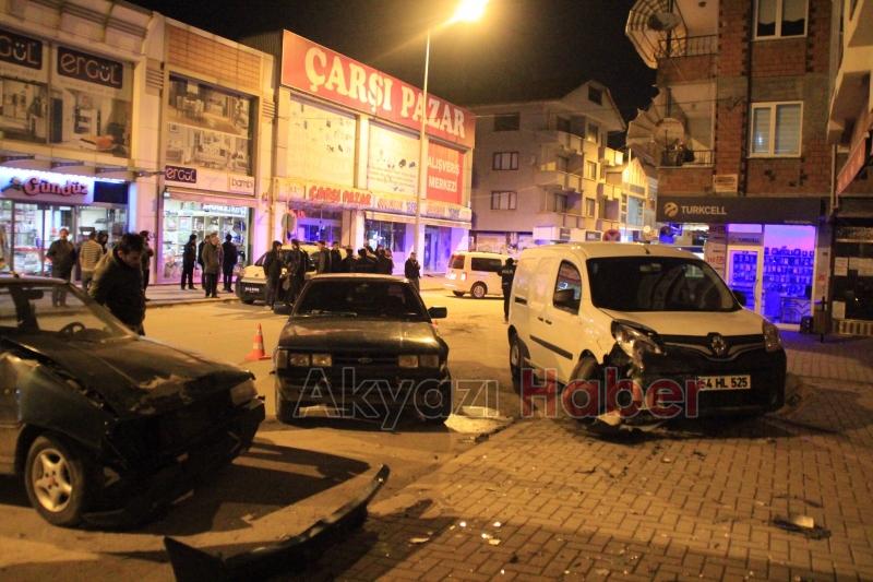 Aynı Yönde Giden 2 Araç Park Halindeki Araca Çarptı