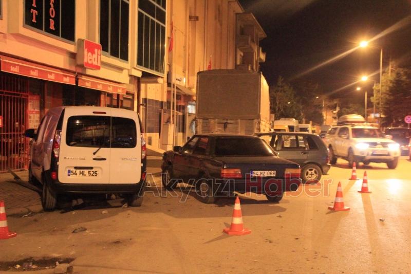 Aynı Yönde Giden 2 Araç Park Halindeki Araca Çarptı