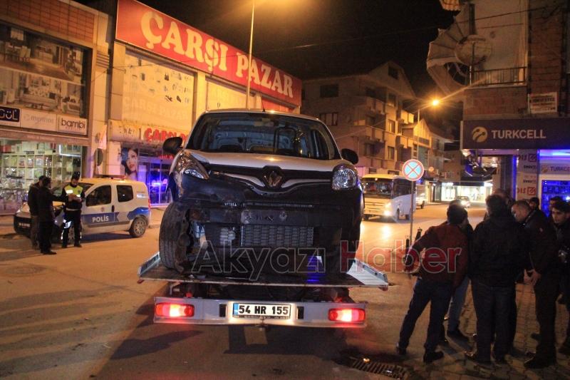 Aynı Yönde Giden 2 Araç Park Halindeki Araca Çarptı