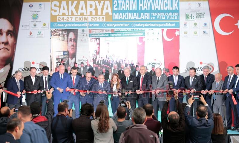 AZO Başkanı Bayraktar Fuarda Protokole Çiftçileri Alkışlattı
