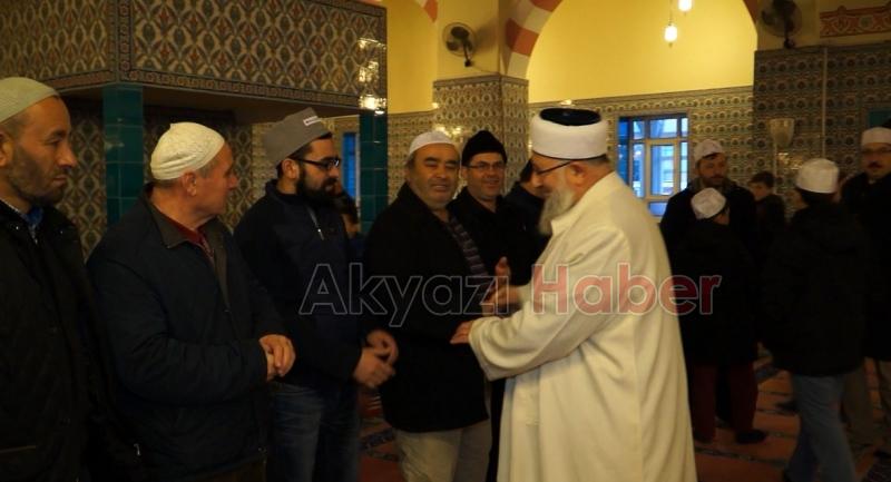 Baba Oğul Aynı Safta Namaz Kıldı