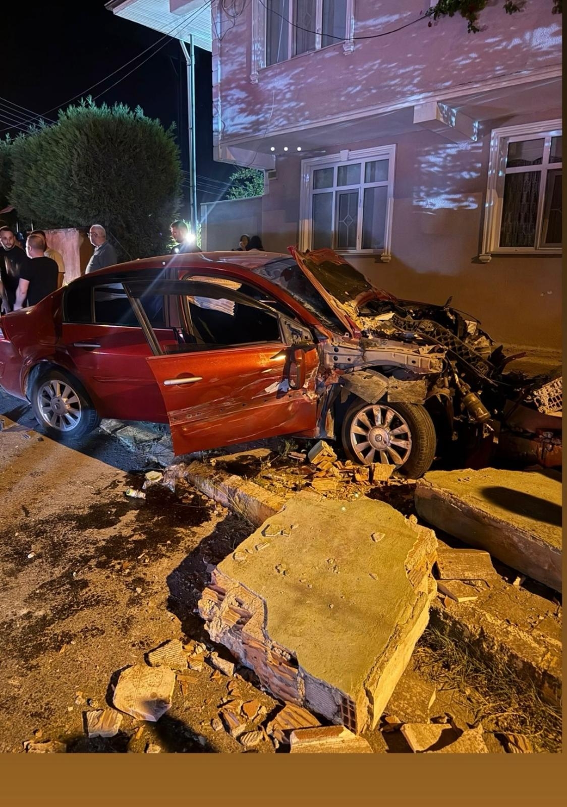 Bahçe duvarını yıkarak durabildi