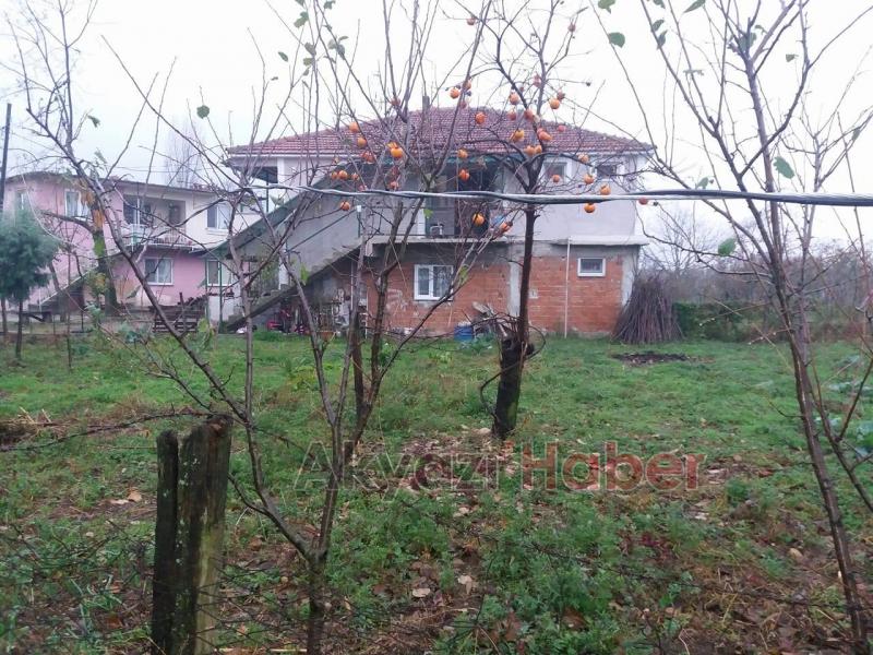 Bahçeden Geçen Su ve Elektrik Şebekesi Tehlike Saçıyor