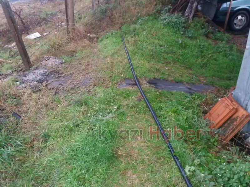 Bahçeden Geçen Su ve Elektrik Şebekesi Tehlike Saçıyor