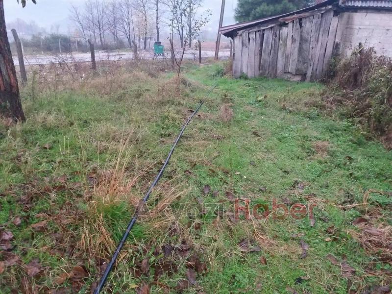 Bahçeden Geçen Su ve Elektrik Şebekesi Tehlike Saçıyor