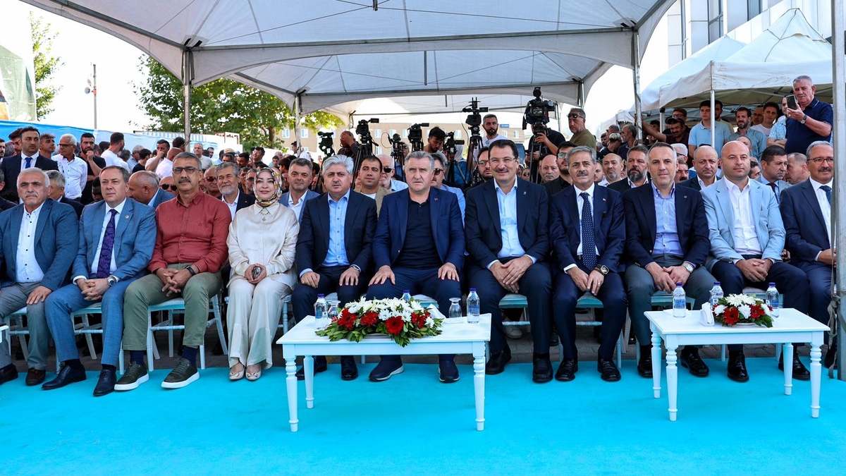 Bakan Bak Sakarya'da; Şehrin en büyük spor yatırımları hayata geçiyor