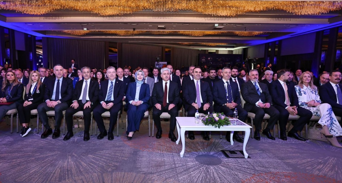 Bakan Kacır Ekonomi zirvesi için Sakarya'ya geldi