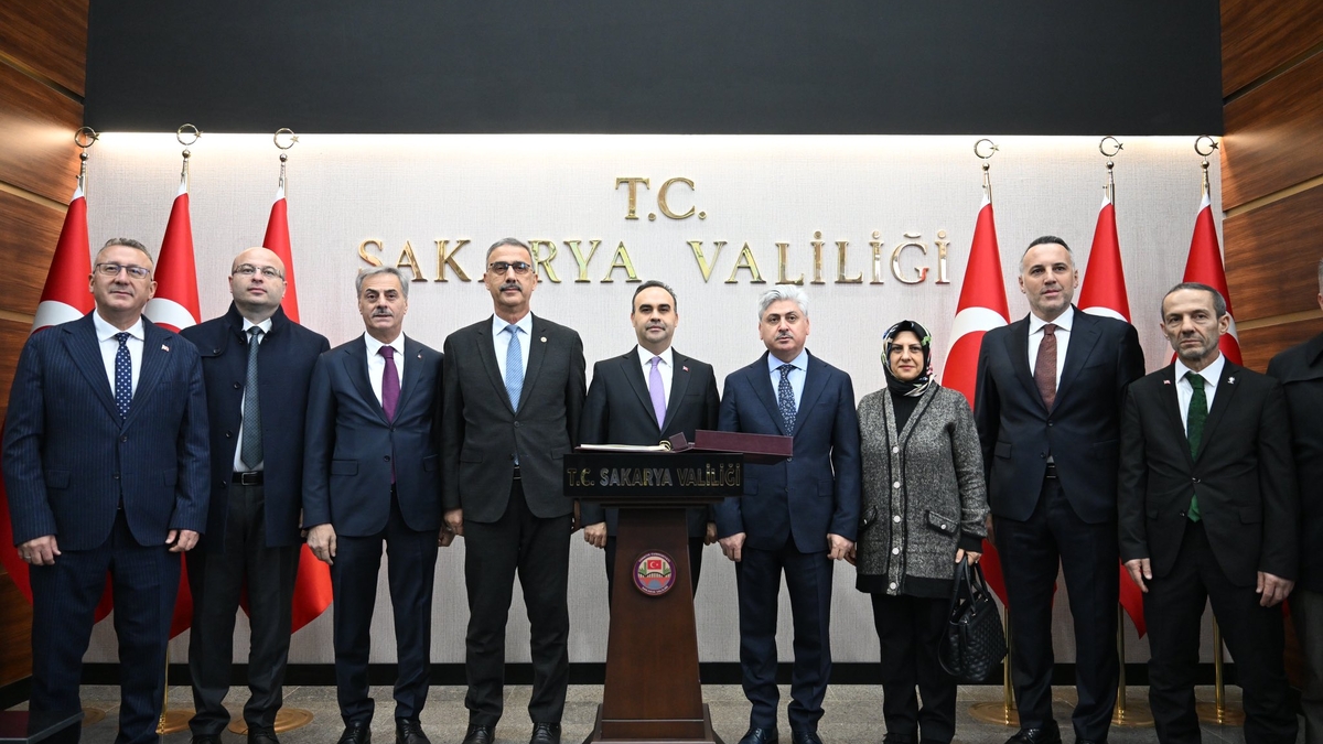 Bakan Kacır Sakarya'ya geldi