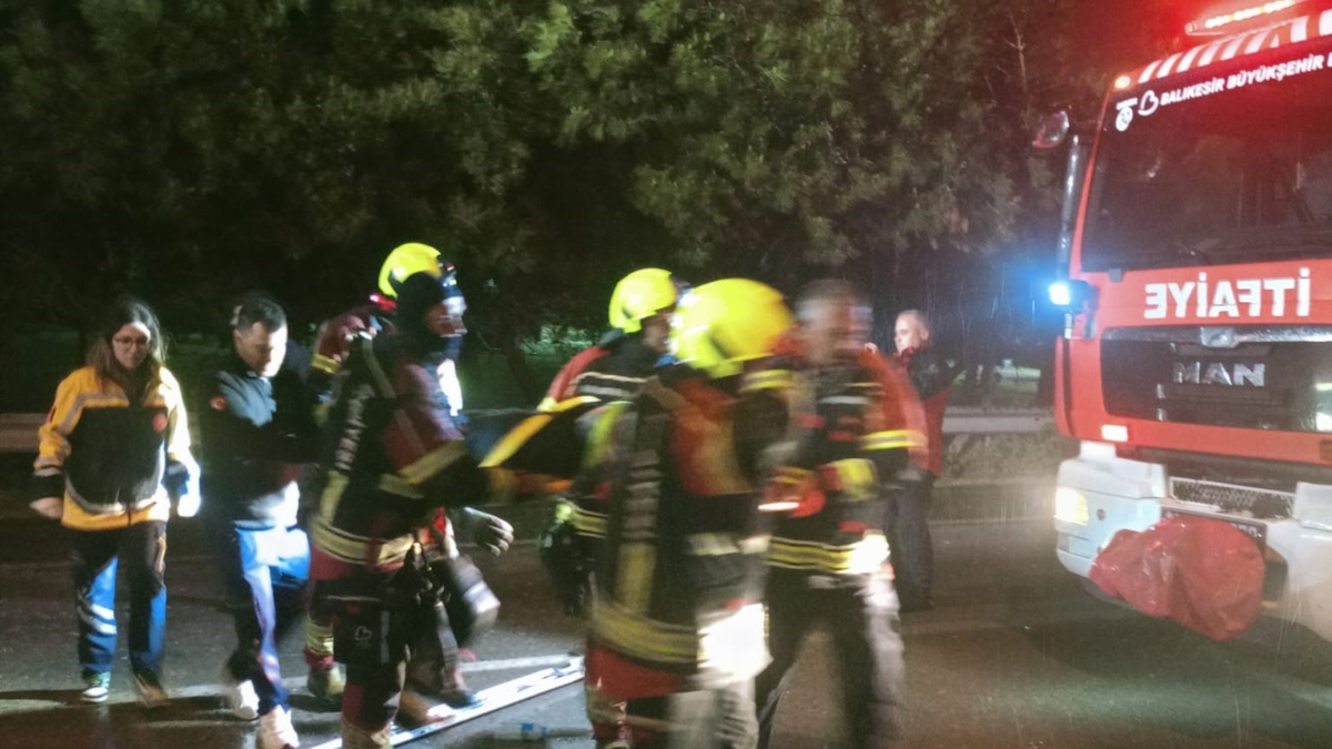 Balıkesir'de katliam gibi kaza: 3 ölü, 26 yaralı