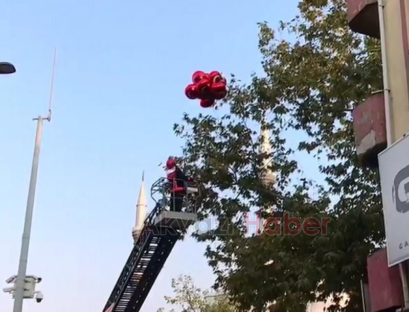 Balonları  ağaca  takılı kaldı İtfaiye ekipleri yardım etti