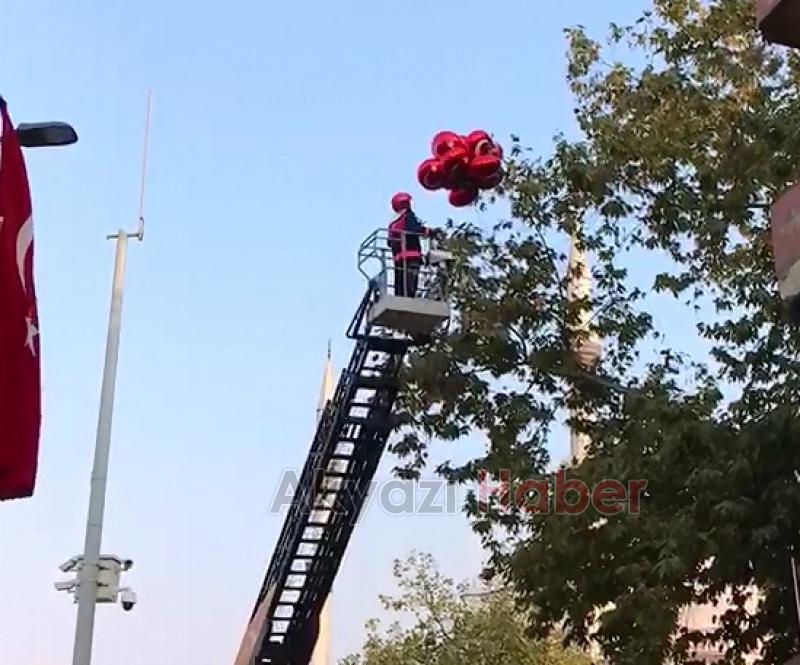 Balonları  ağaca  takılı kaldı İtfaiye ekipleri yardım etti