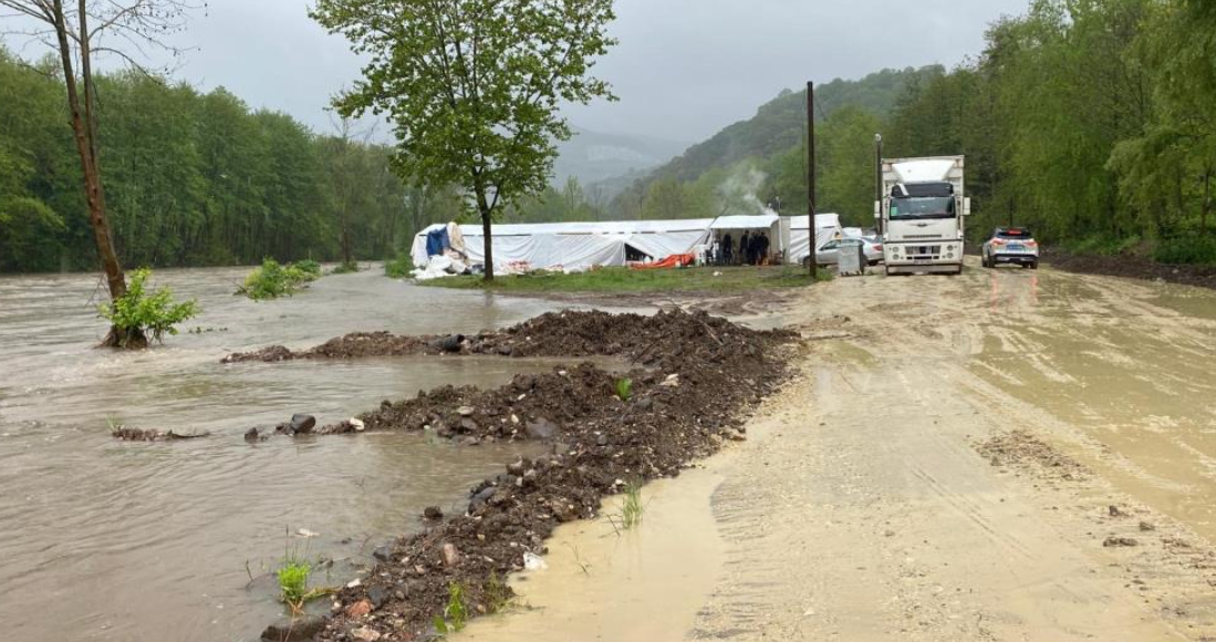 Baraj kapağı açıldı, hayvan pazarı sular altında kaldı
