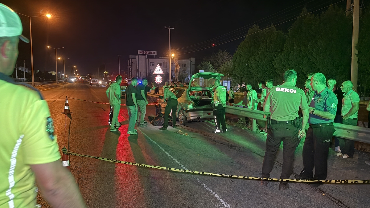 Bariyerlere çarpan otomobilin sürücüsü öldü