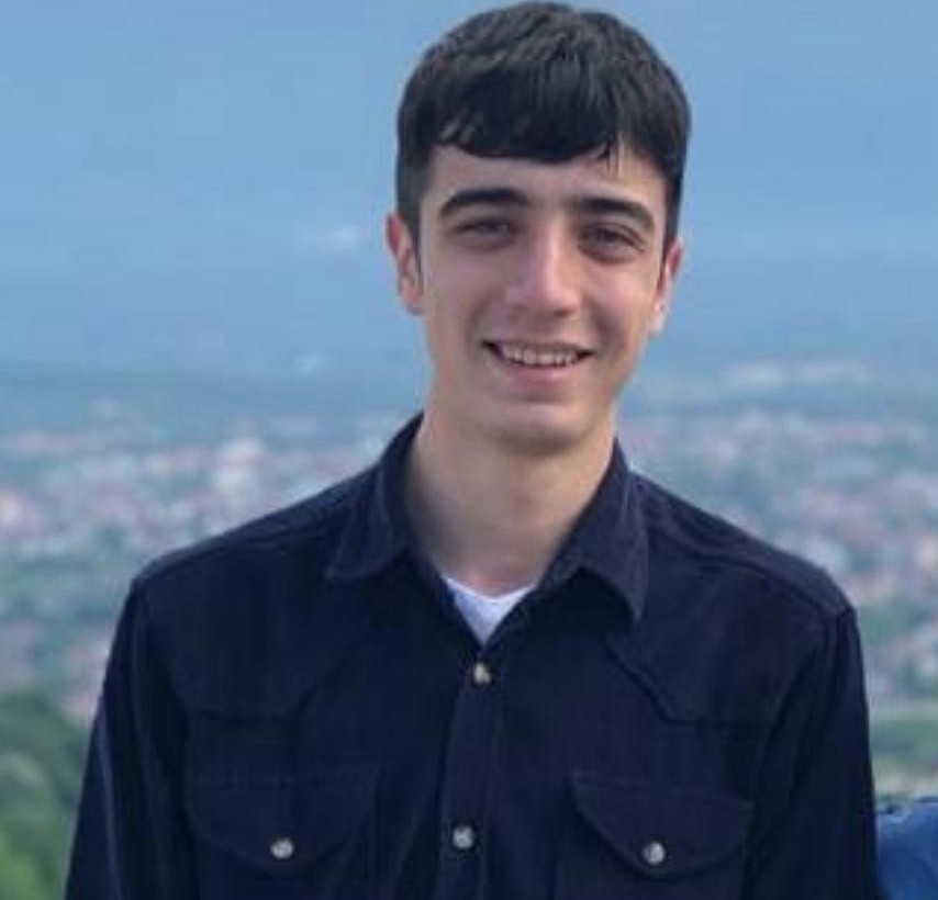 Bariyerlere çarpan otomobilin sürücüsü öldü