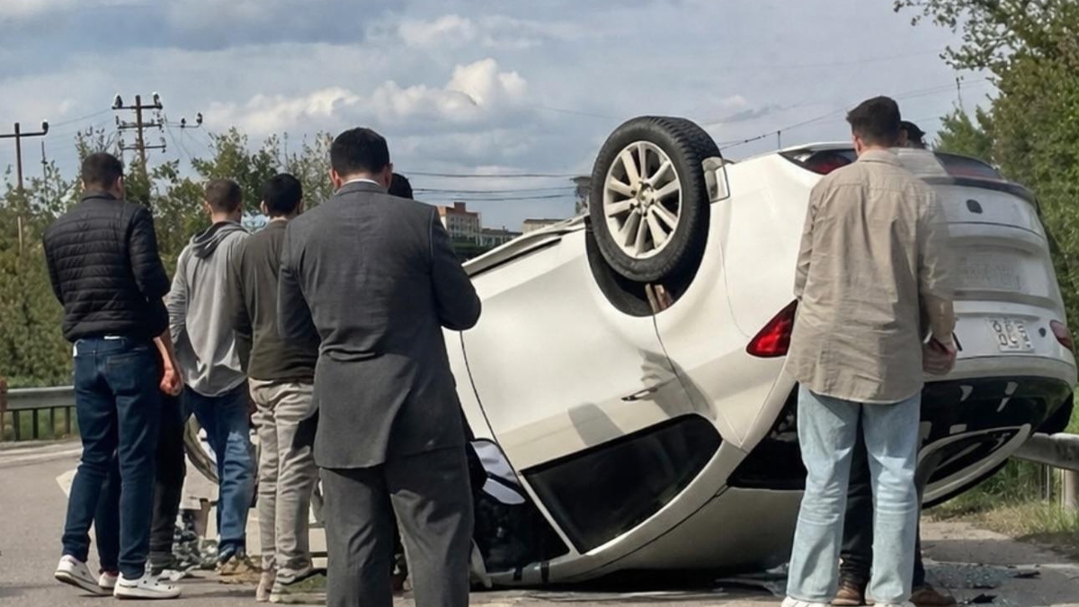 Bariyerlere çarpıp takla attı