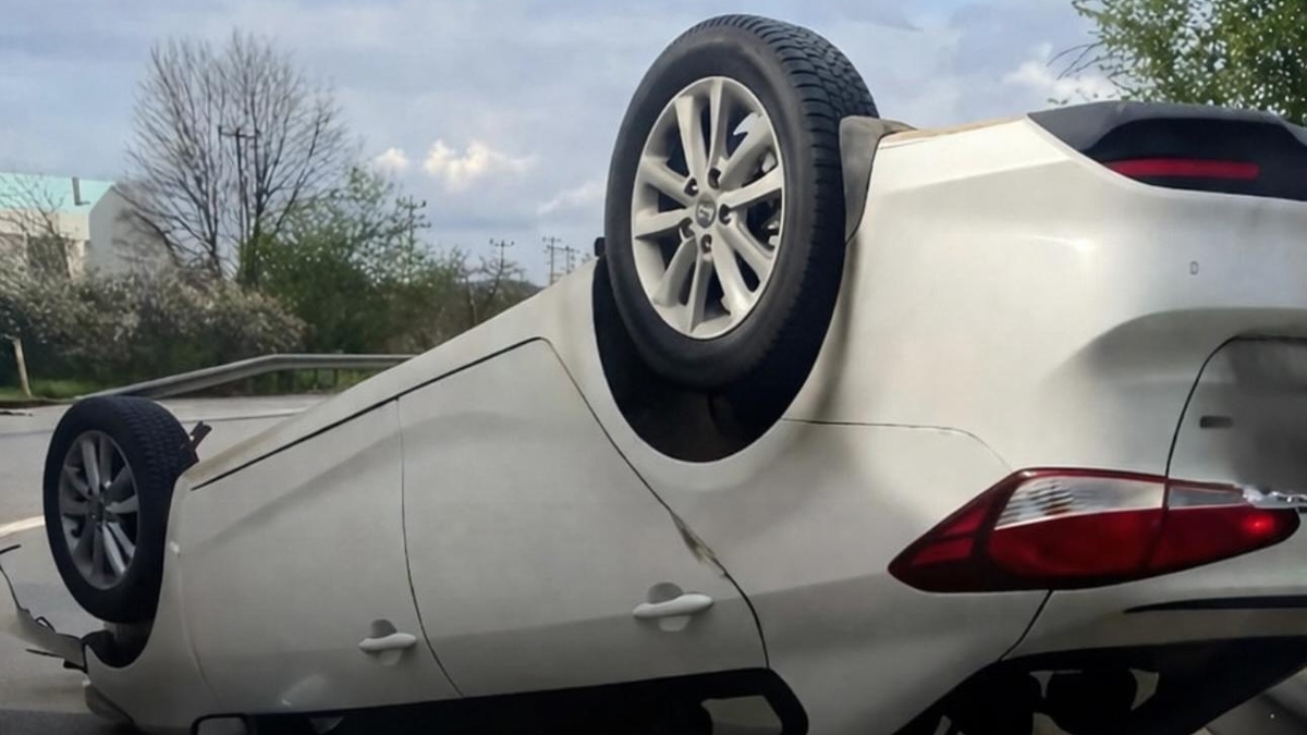 Bariyerlere çarpıp takla attı