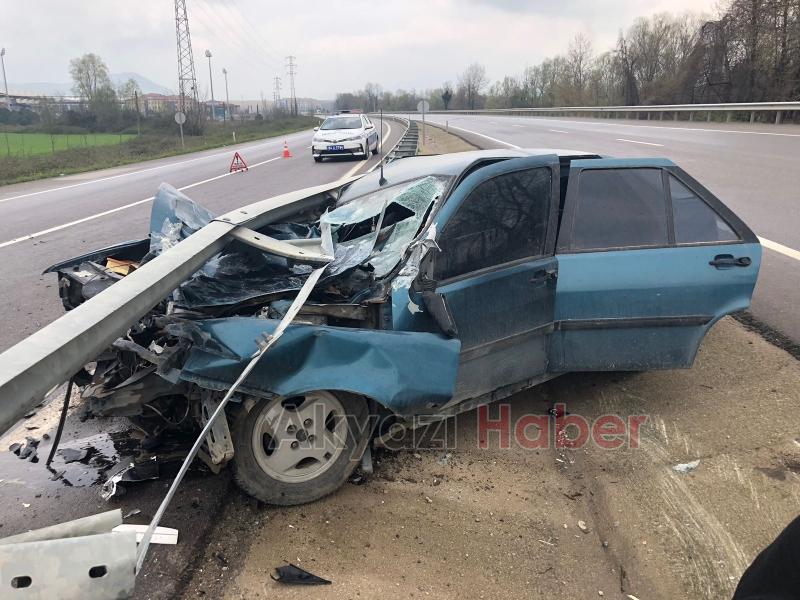 Bariyerlere saplanan araçtan sağ çıktı