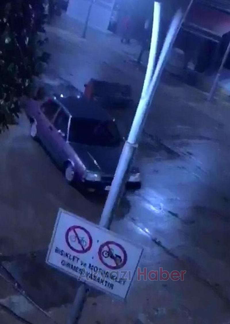 Bariyerleri ayaklarıyla parçalayıp Otomobille Çarşı içine girdiler