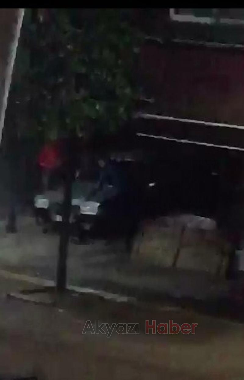 Bariyerleri ayaklarıyla parçalayıp Otomobille Çarşı içine girdiler