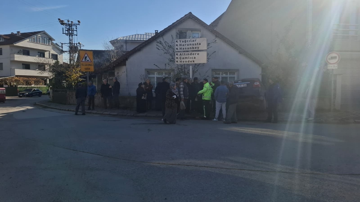 Başka araçla çarpışan otomobil duvarı yıkıp bahçeye daldı