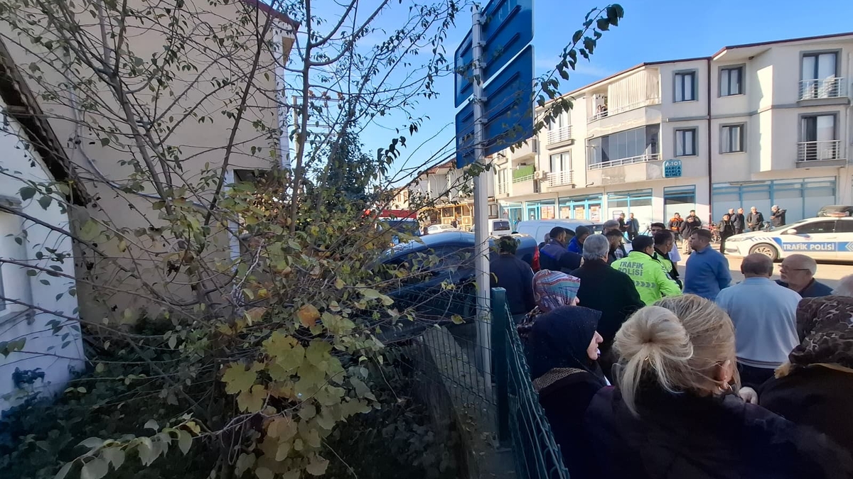 Başka araçla çarpışan otomobil duvarı yıkıp bahçeye daldı