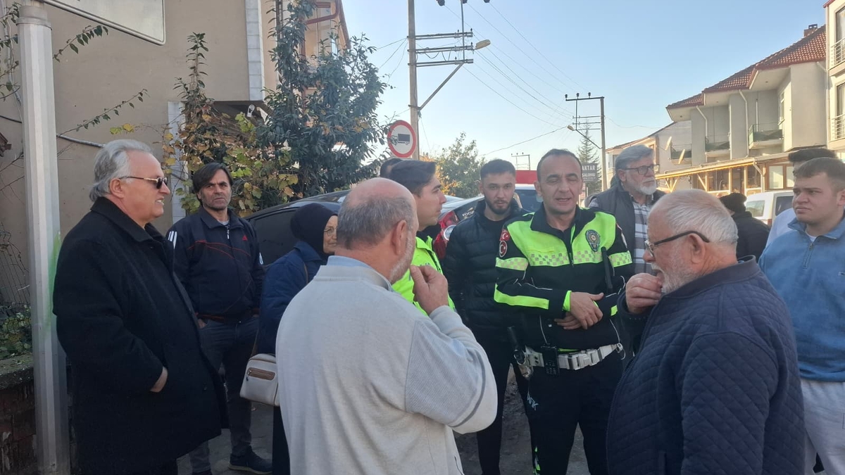 Başka araçla çarpışan otomobil duvarı yıkıp bahçeye daldı