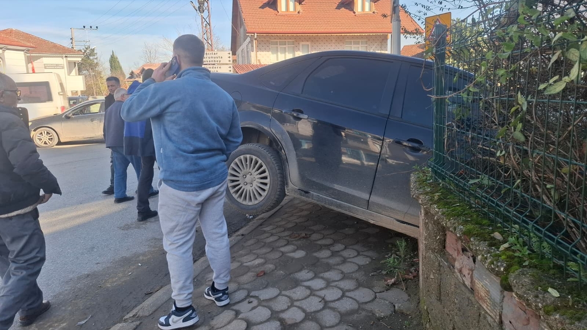 Başka araçla çarpışan otomobil duvarı yıkıp bahçeye daldı