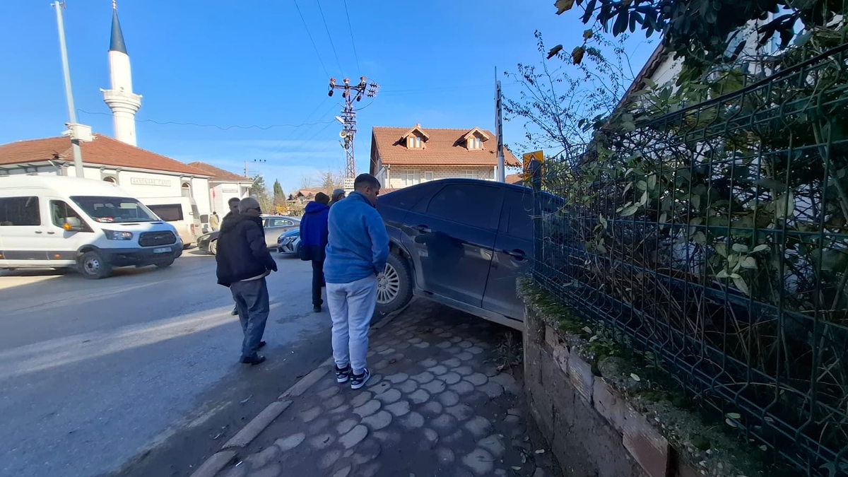 Başka araçla çarpışan otomobil duvarı yıkıp bahçeye daldı