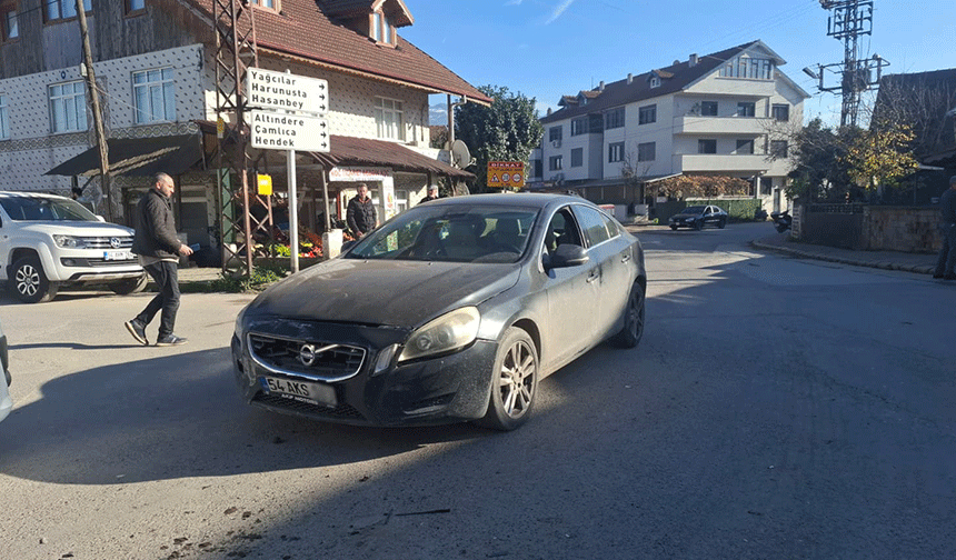 Başka araçla çarpışan otomobil duvarı yıkıp bahçeye daldı