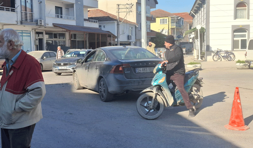 Başka araçla çarpışan otomobil duvarı yıkıp bahçeye daldı