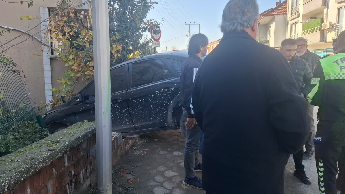 Başka araçla çarpışan otomobil duvarı yıkıp bahçeye daldı