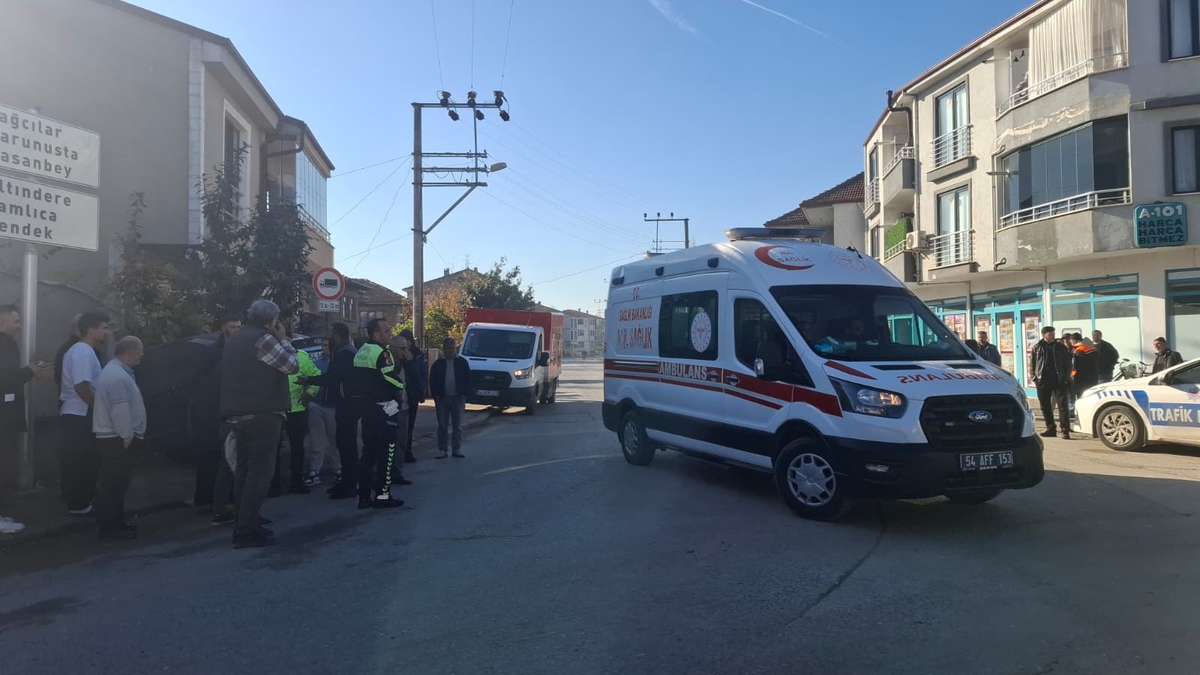 Başka araçla çarpışan otomobil duvarı yıkıp bahçeye daldı