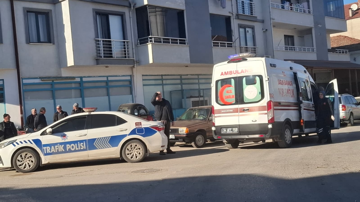 Başka araçla çarpışan otomobil duvarı yıkıp bahçeye daldı