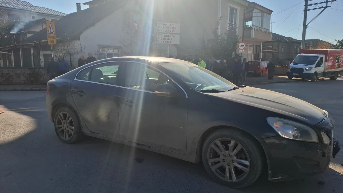 Başka araçla çarpışan otomobil duvarı yıkıp bahçeye daldı