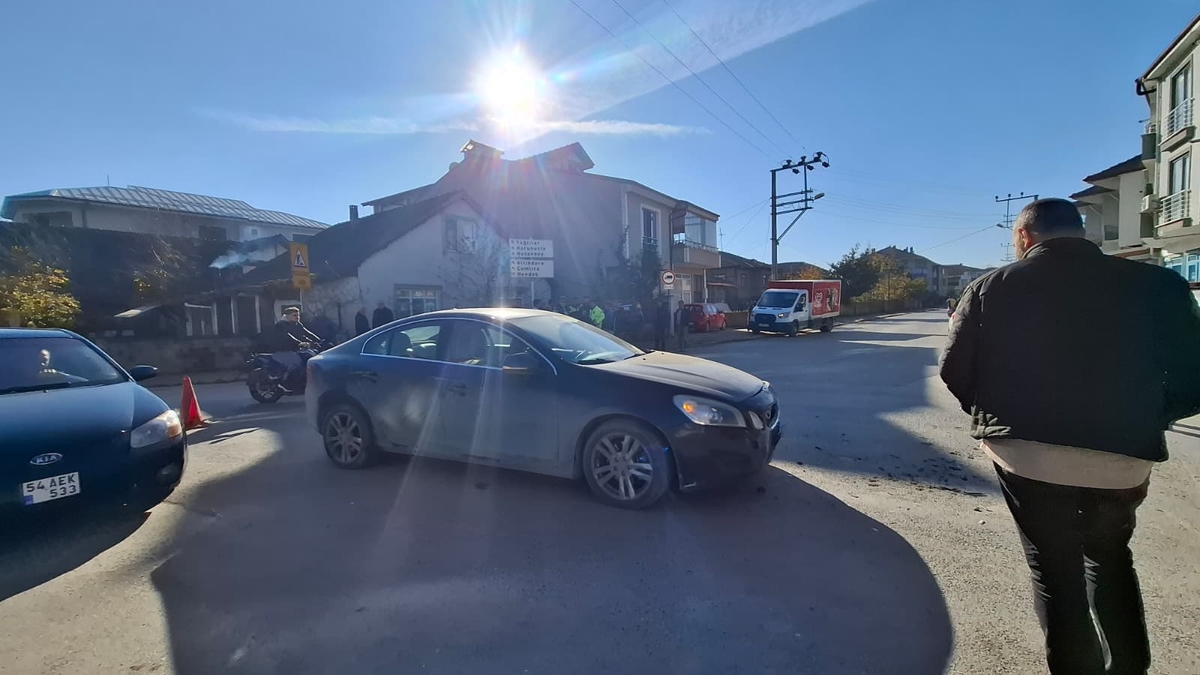 Başka araçla çarpışan otomobil duvarı yıkıp bahçeye daldı