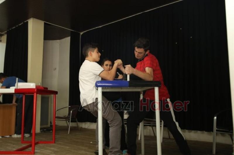  BAŞKAN AKCAN BİLEK GÜREŞİ TURNUVASINI YAKINDAN TAKİP ETTİ