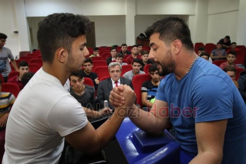  BAŞKAN AKCAN BİLEK GÜREŞİ TURNUVASINI YAKINDAN TAKİP ETTİ