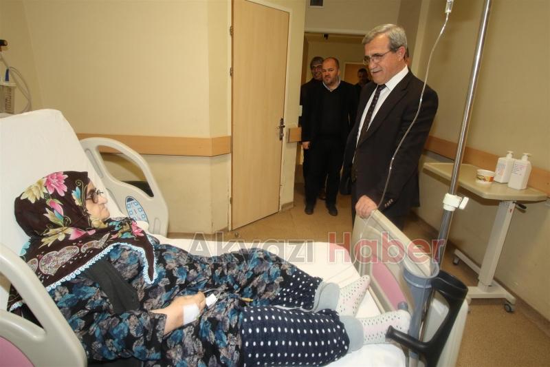 BAŞKAN AKCAN MEVLİD KANDİLİNDE HASTALARI ZİYARET ETTİ