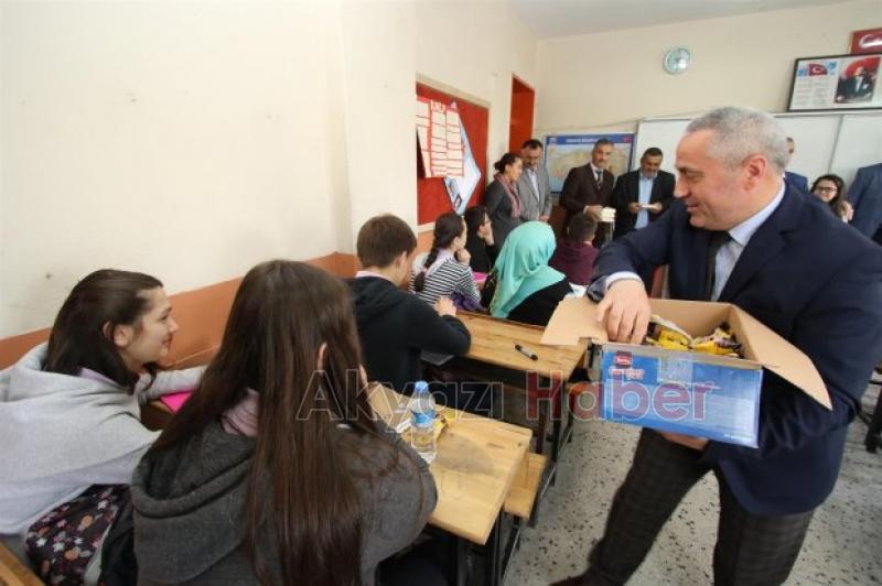 BAŞKAN AKCAN ÖĞRENCİLERİN DAVETİNİ GERİ ÇEVİRMEDİ