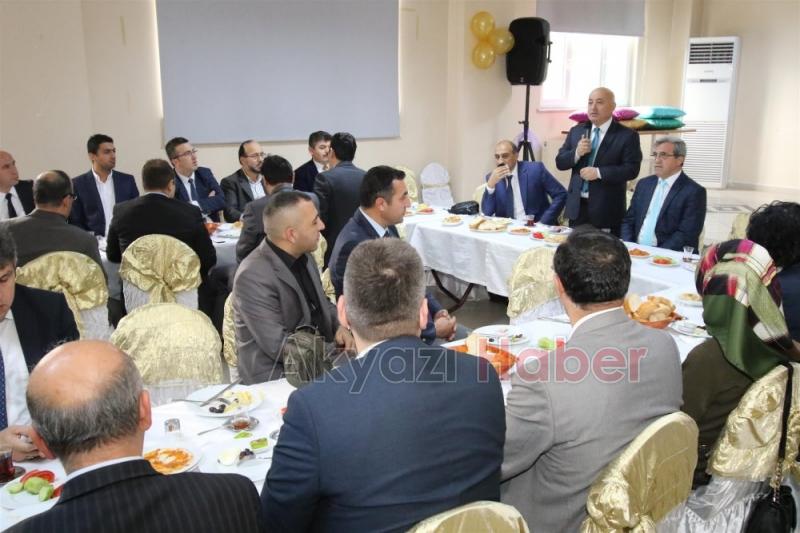 BAŞKAN AKCAN ORTA OKUL ve LİSE MÜDÜRLERİ İLE TOPLANTIDA BİRARAYA GELDİ